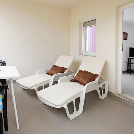 Rose Garden Apartment *