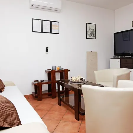Rose Garden Apartment *