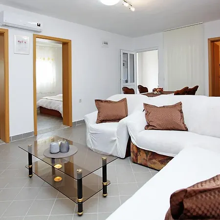 Rose Garden Apartment *