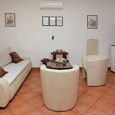 Rose Garden Apartment *