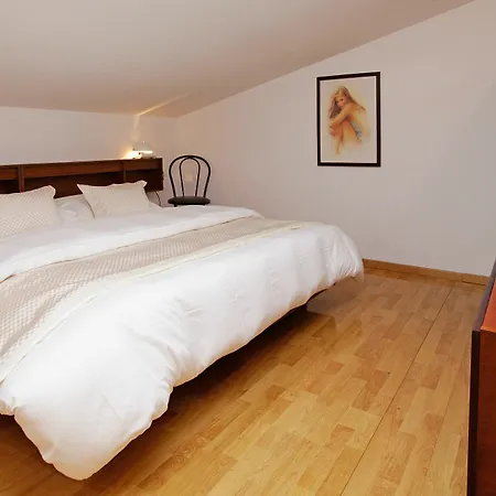 Rose Garden Apartment Bol